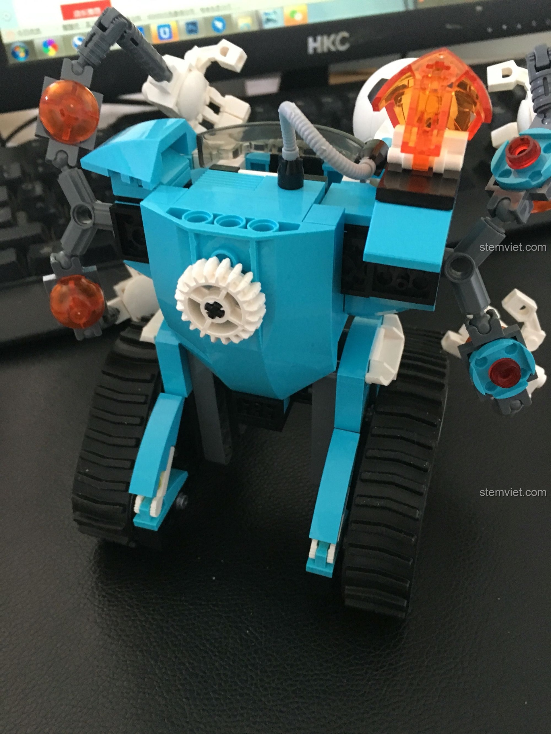 Toàn cảnh bộ đồ chơi mô hình Robot bóng đá 3003 với robot thủ môn, 3 cầu thủ và khung thành, sẵn sàng cho một trận đấu đỉnh cao.