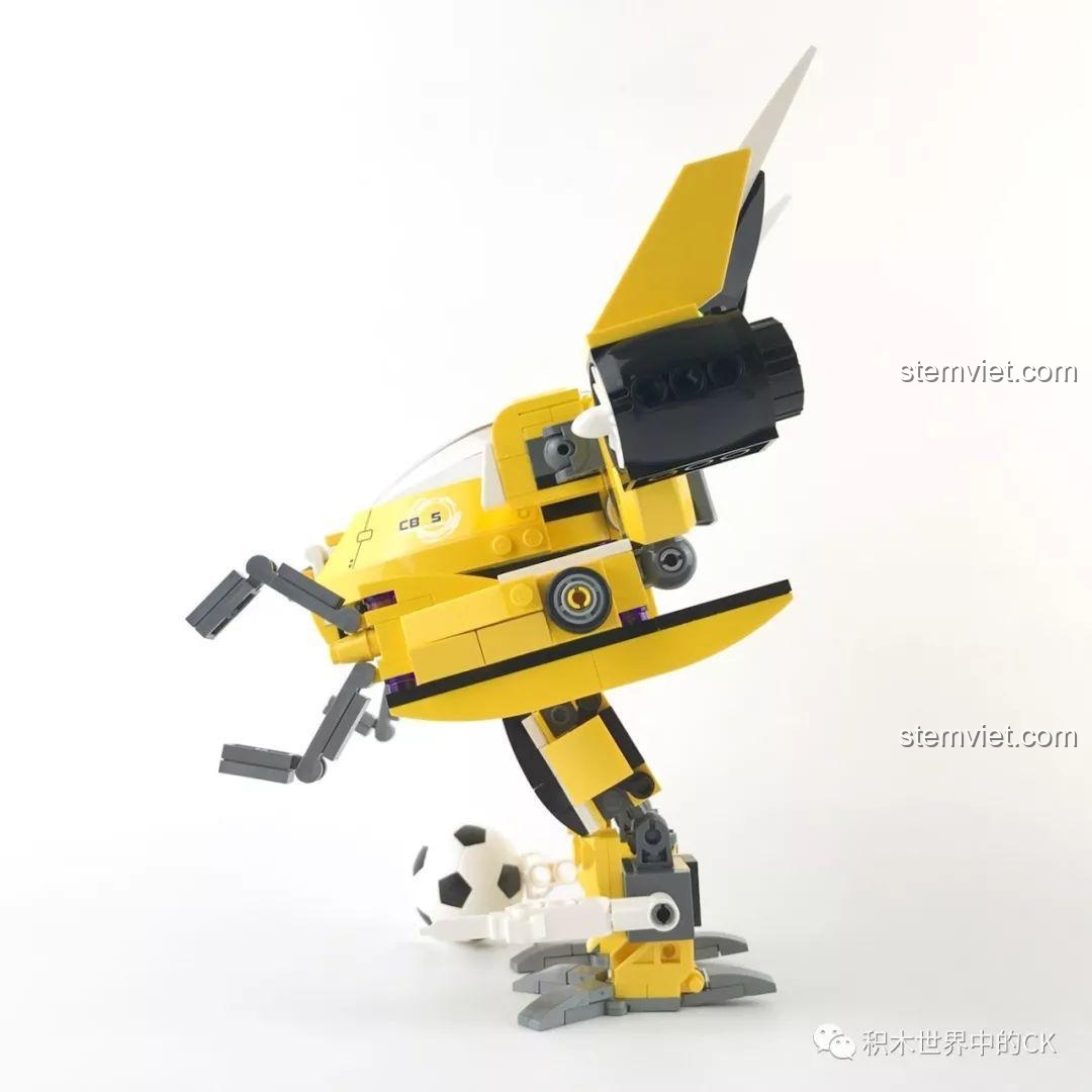 Minifigure David Luiz ngồi trong khoang lái của robot bóng đá QMAN 3004.
