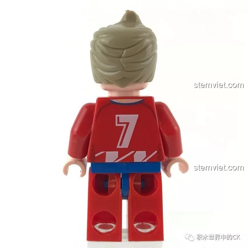 Cận cảnh minifigure cầu thủ Griezmann trong bộ QMAN 3004.