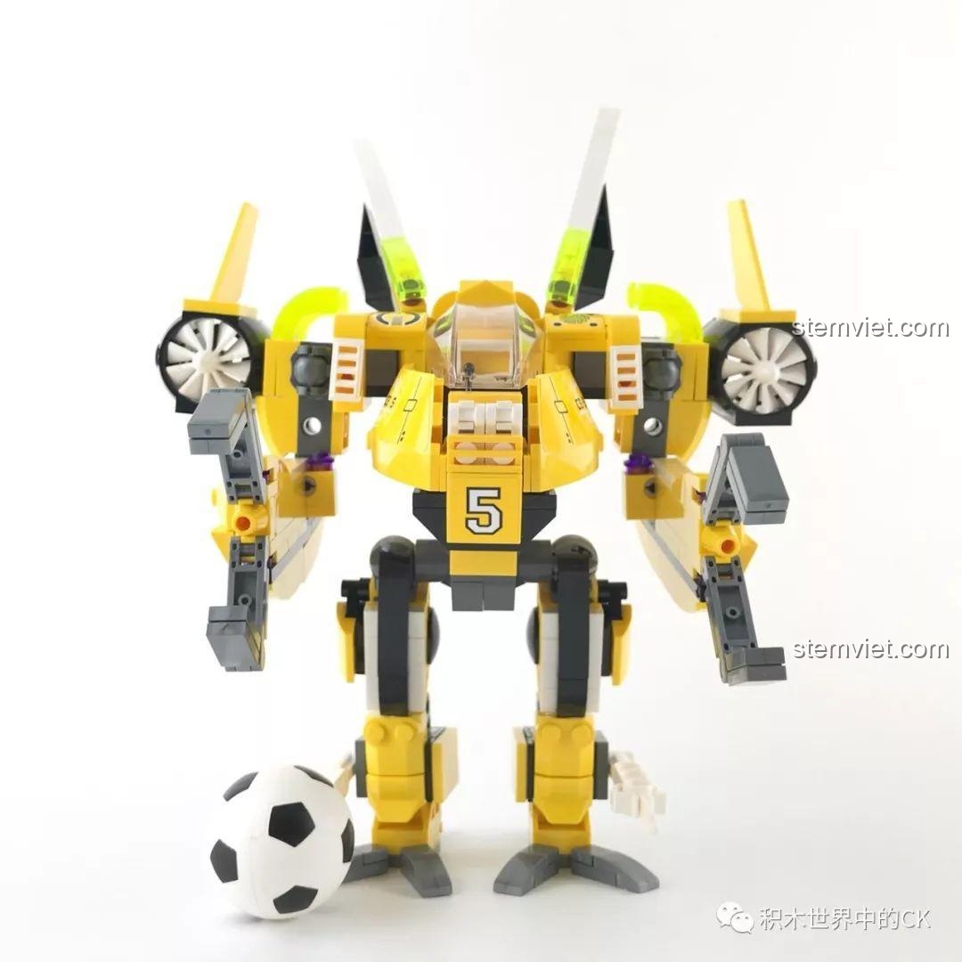 Cận cảnh khoang lái và các chi tiết trên thân robot QMAN 3004.