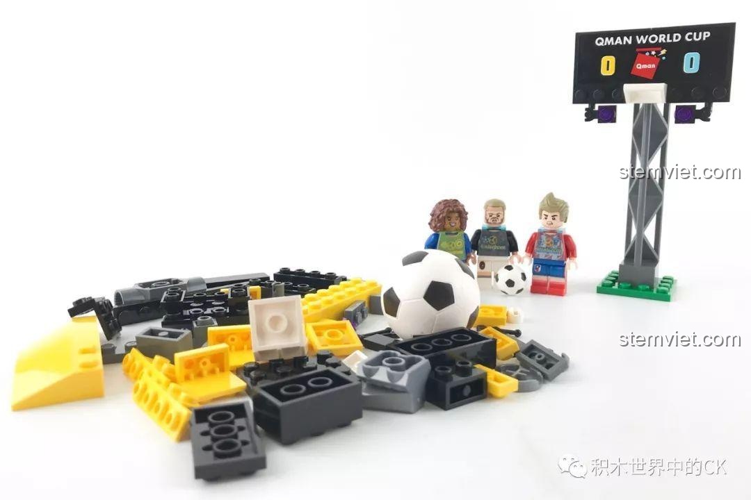 Ba minifigures cầu thủ mặc áo bib trong bộ QMAN 3004.