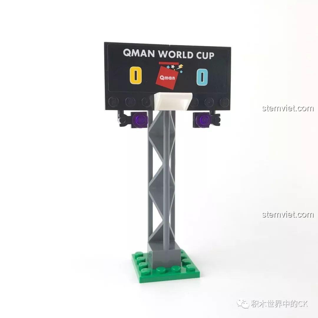 Robot bóng đá QMAN 3004 nhìn từ phía trước, sẵn sàng cho trận đấu.