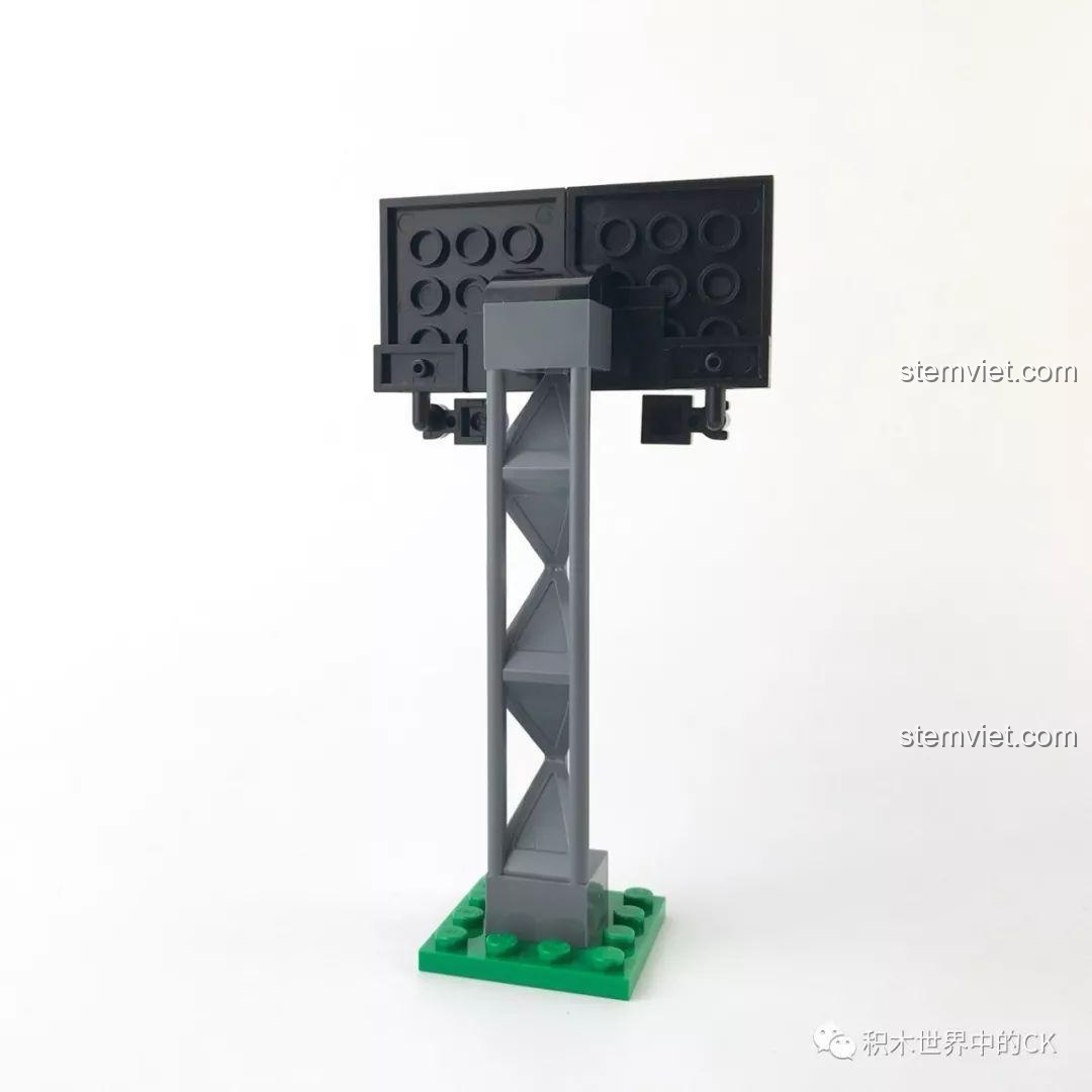 Robot bóng đá QMAN 3004 nhìn từ bên hông, khoe thiết kế khí động học.