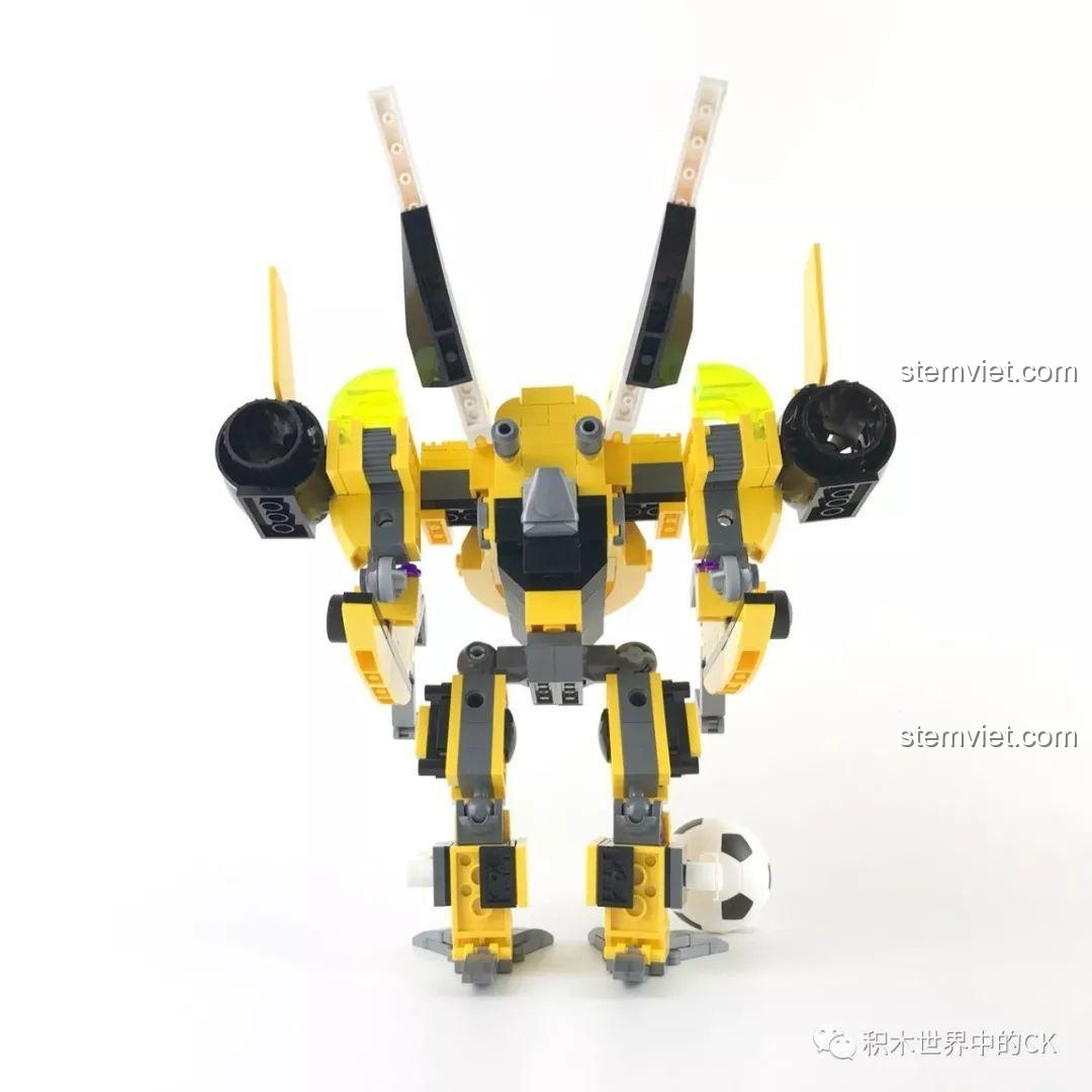 Robot QMAN 3004 thực hiện động tác ăn mừng chiến thắng.