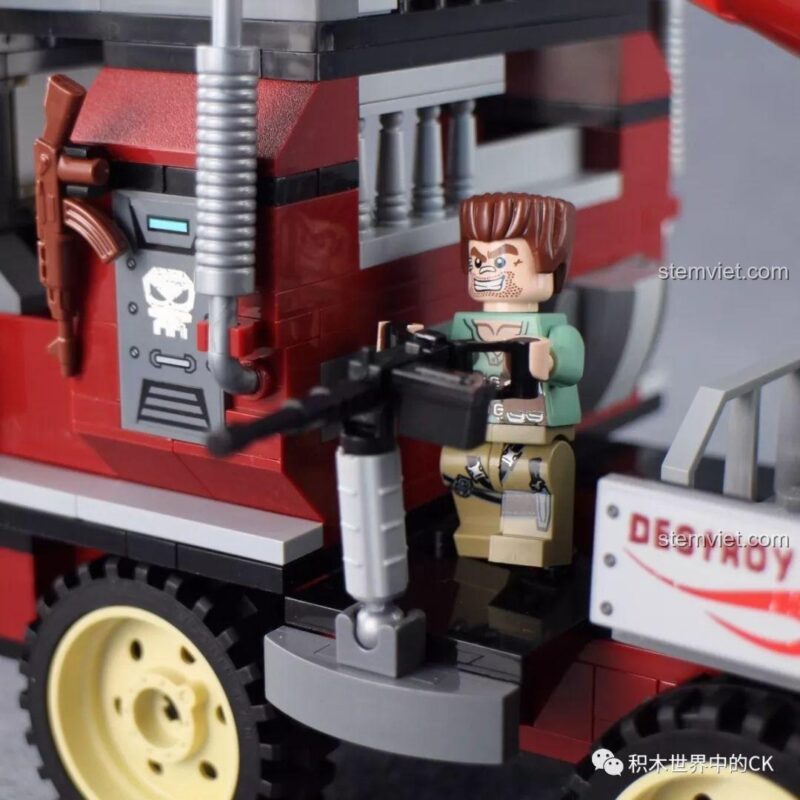 Chi tiết súng gắn trên xe tải quân sự phóng tên lửa Qman 3207 ThunderMission, tăng cường khả năng chiến đấu.