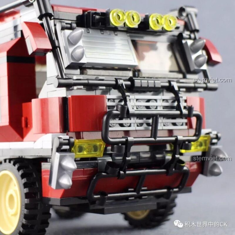 Chi tiết đầu xe tải quân sự phóng tên lửa Qman 3207 ThunderMission, với các chi tiết trang trí hầm hố.
