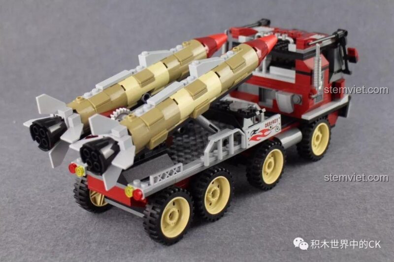 Mô hình xe tải quân sự phóng tên lửa ThunderMission Qman 3207, góc nhìn phía sau, với hai tên lửa khổng lồ.