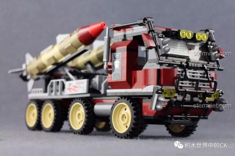 Mô hình xe tải quân sự phóng tên lửa ThunderMission Qman 3207, góc nhìn phía sau, với hai tên lửa khổng lồ.