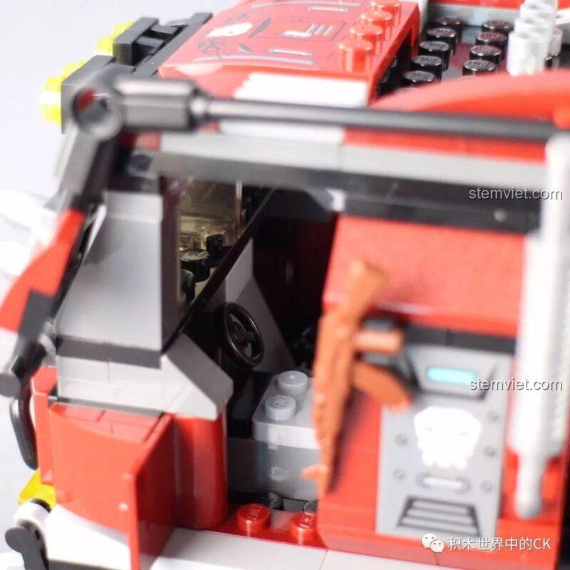 Chi tiết đầu xe tải quân sự phóng tên lửa Qman 3207 ThunderMission, với các chi tiết trang trí hầm hố.