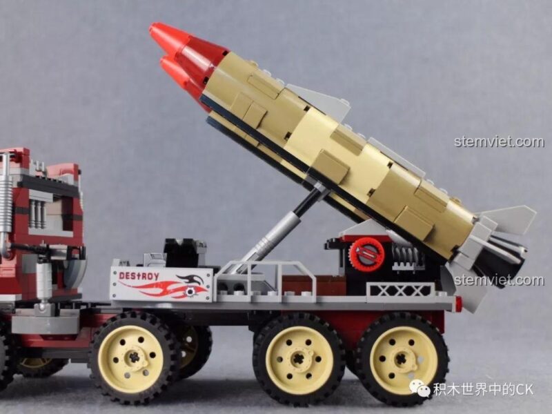 Hệ thống phóng tên lửa của xe tải quân sự Qman 3207 ThunderMission có thể nâng lên, mô phỏng hành động phóng tên lửa.