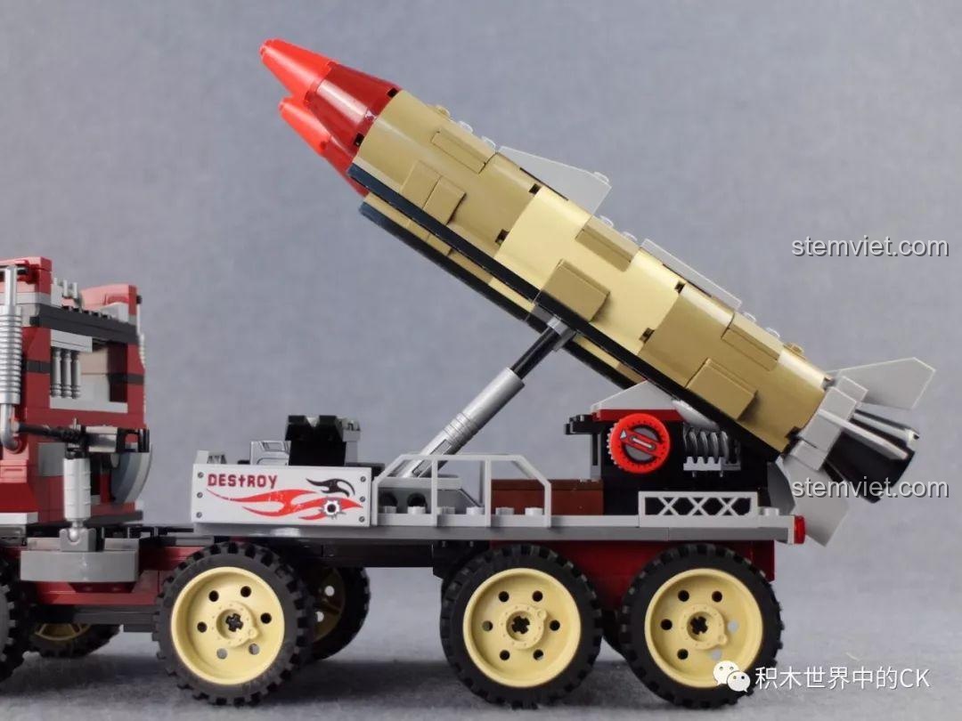 Hệ thống phóng tên lửa của xe tải quân sự Qman 3207 ThunderMission có thể nâng lên, mô phỏng hành động phóng tên lửa.