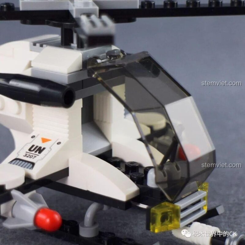 Mô hình trực thăng quân sự từ bộ Qman 3207 Xe Tải Quân Sự Phóng Tên Lửa ThunderMission, thiết kế đơn giản nhưng hiệu quả.
