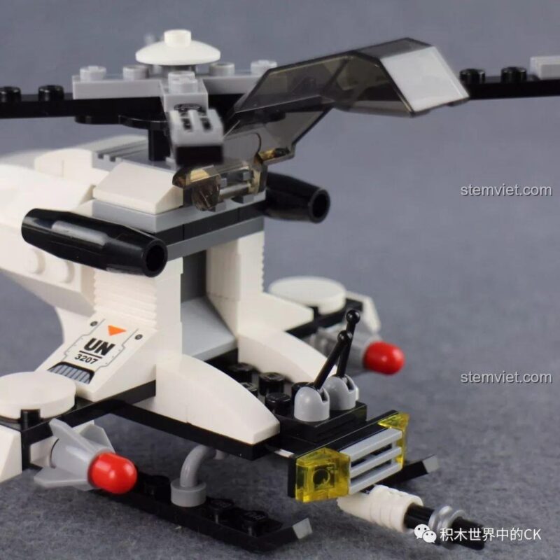 Chi tiết buồng lái trực thăng quân sự trong bộ Qman 3207 Xe Tải Quân Sự Phóng Tên Lửa ThunderMission, với các nút điều khiển.