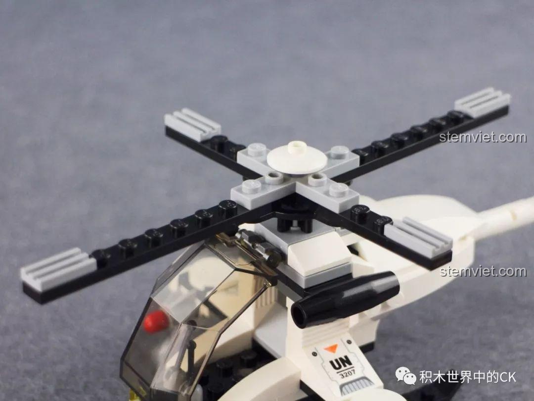 Chi tiết buồng lái trực thăng quân sự trong bộ Qman 3207 Xe Tải Quân Sự Phóng Tên Lửa ThunderMission, với các nút điều khiển.