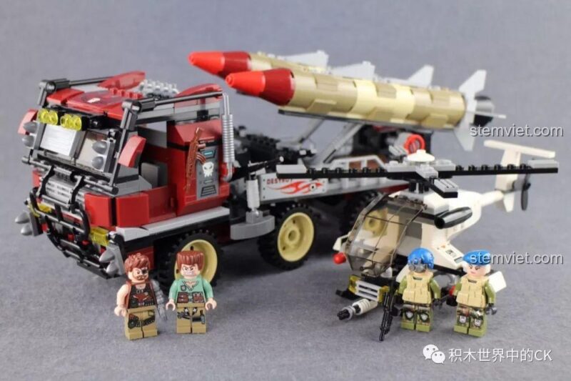 Hệ thống phóng tên lửa của xe tải quân sự Qman 3207 ThunderMission có thể nâng lên, mô phỏng hành động phóng tên lửa.