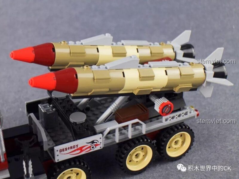 Chi tiết bình xăng và các phụ kiện khác trên xe tải quân sự phóng tên lửa Qman 3207 ThunderMission.