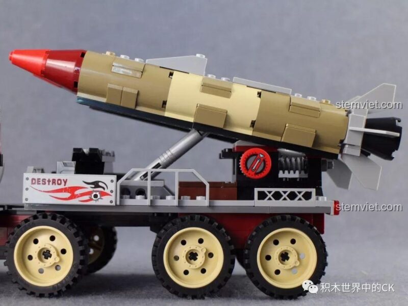 Hai tên lửa khổng lồ được đặt trên bệ phóng của xe tải quân sự Qman 3207 ThunderMission, sẵn sàng cho nhiệm vụ.