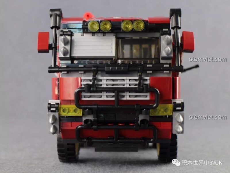 Mô hình xe tải quân sự phóng tên lửa ThunderMission Qman 3207, góc nhìn tổng thể, thể hiện sự hầm hố và mạnh mẽ.