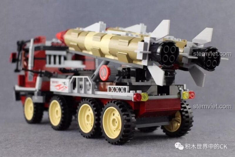 Mô hình xe tải quân sự phóng tên lửa ThunderMission Qman 3207, góc nhìn bên hông, thể hiện chiều dài ấn tượng của xe.