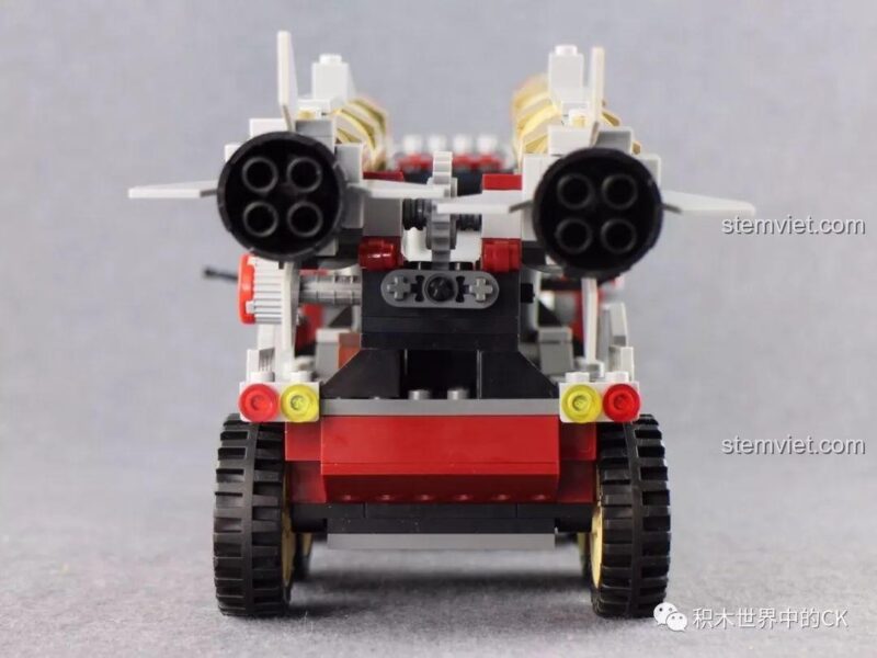 Mô hình xe tải quân sự phóng tên lửa ThunderMission Qman 3207, góc nhìn phía sau, với hai tên lửa khổng lồ.