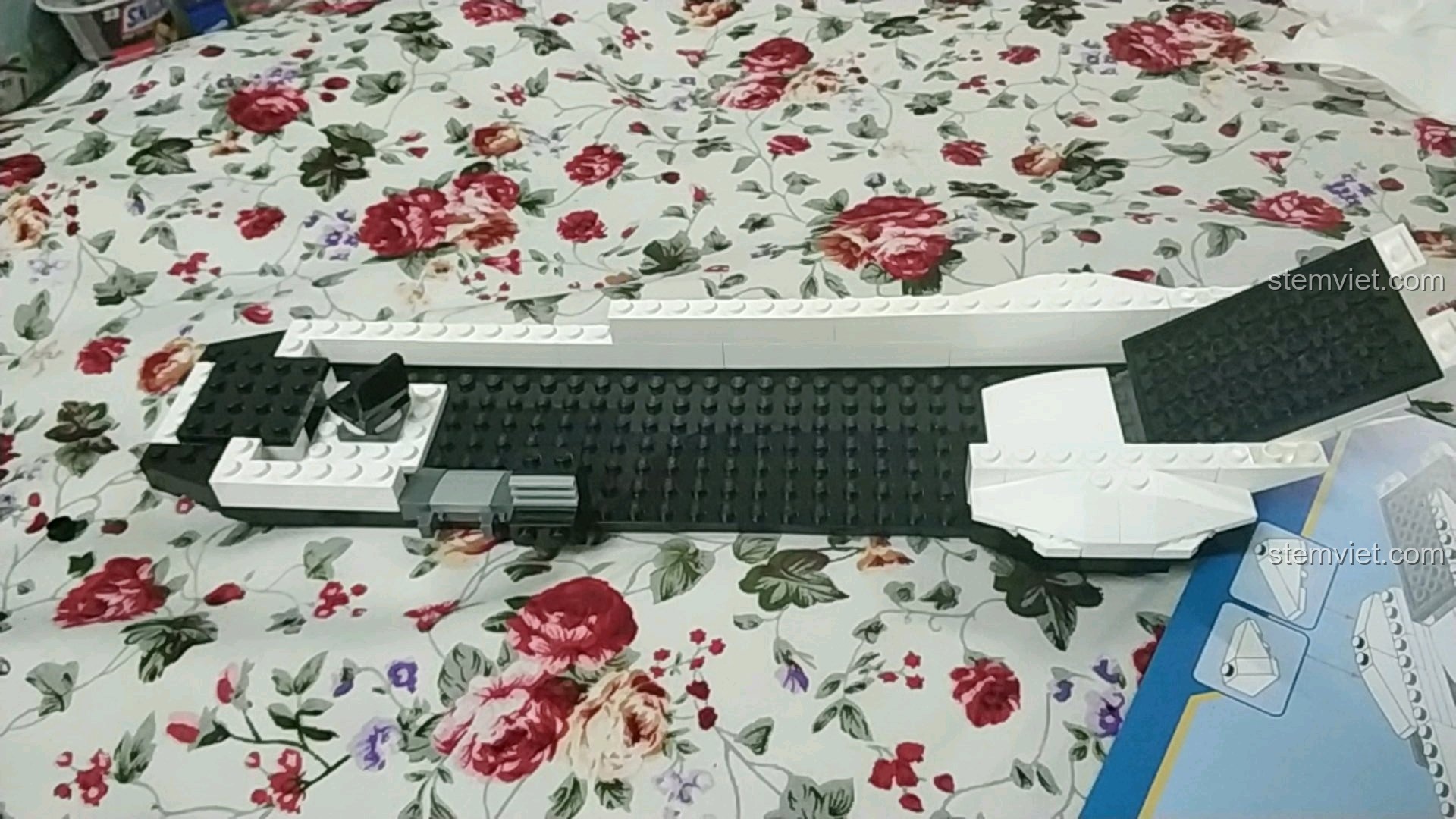 Cấu trúc khối màu trắng đang được lắp ráp từ bộ Qman 3208 Chiến Dịch Thiên Mạc