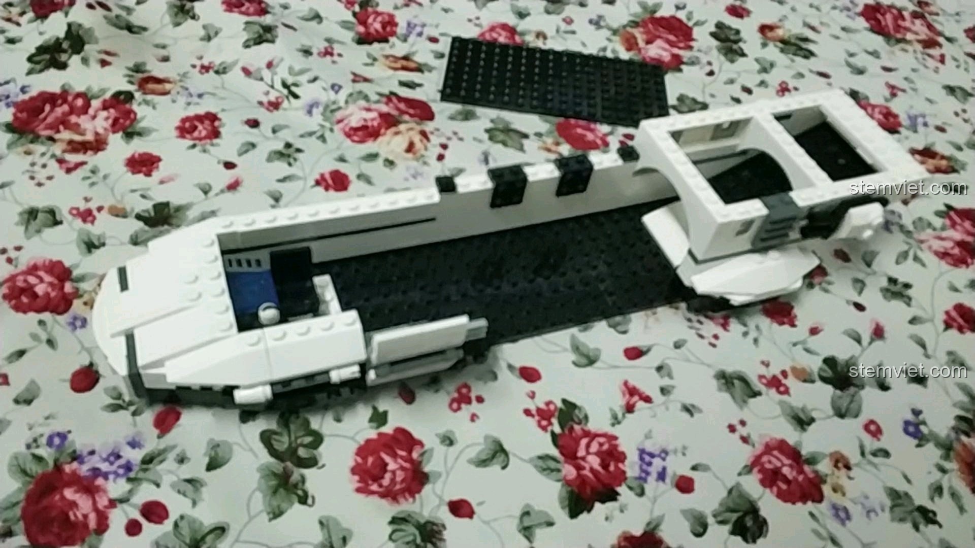 Các mảnh ghép màu đen và trắng của bộ lắp ráp Qman 3208 Chiến Dịch Thiên Mạc