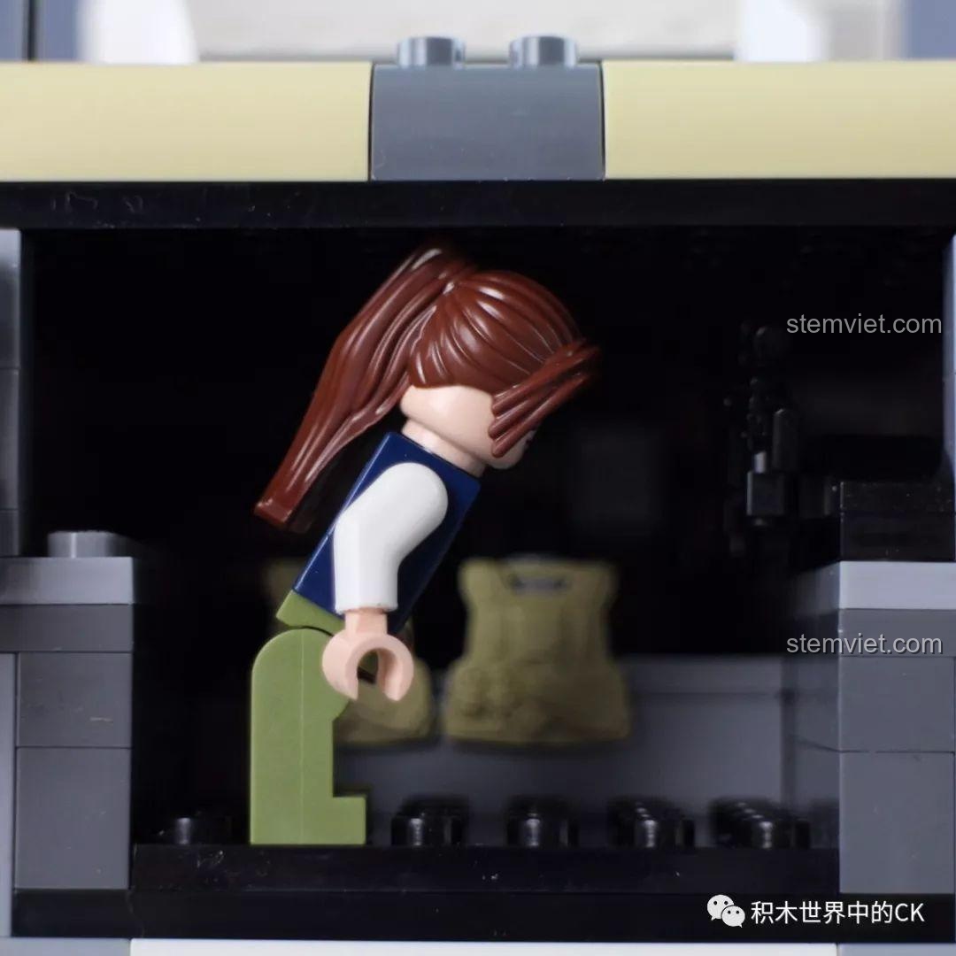 Các nhân vật minifigures đứng cạnh xe bọc thép tấn công trong bộ đồ chơi Qman 3209 Xe Bọc Thép Tấn Công ThunderMission.