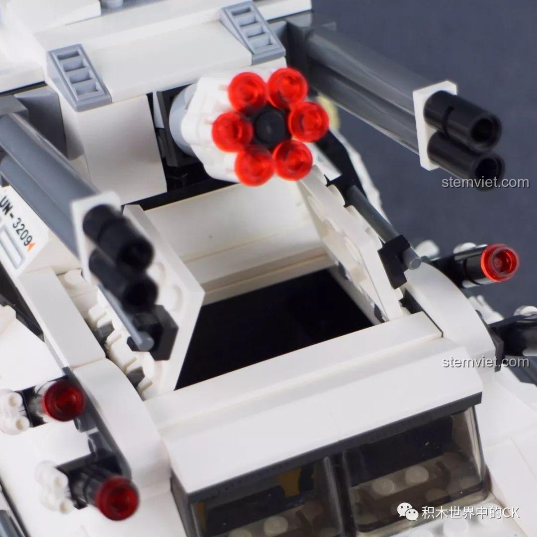 Phe chính diện với xe bọc thép tấn công trong bộ đồ chơi Qman 3209 Xe Bọc Thép Tấn Công ThunderMission.