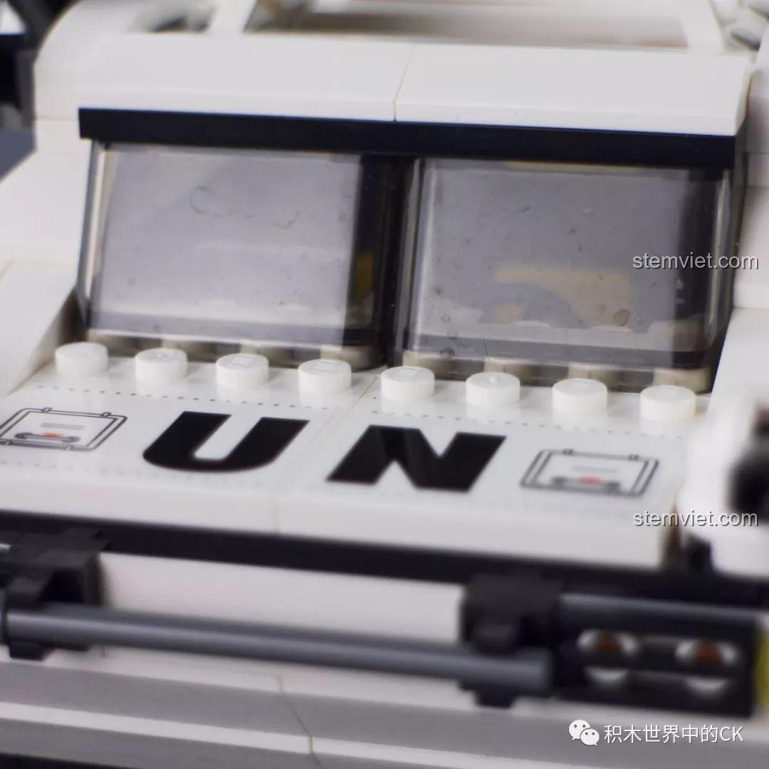 Phe phản diện với xe bán tải quân sự và căn cứ trong bộ lắp ráp Qman 3209 Xe Bọc Thép Tấn Công ThunderMission.