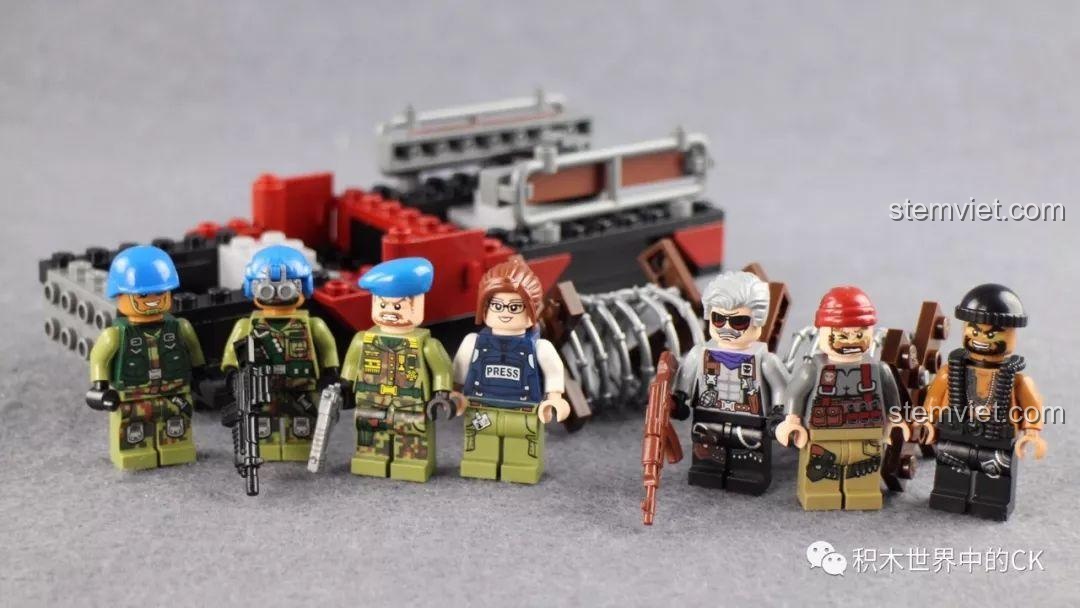 Tất cả 7 nhân vật minifigures đã lắp ráp hoàn chỉnh của bộ Qman 3209 Xe Bọc Thép Tấn Công ThunderMission.