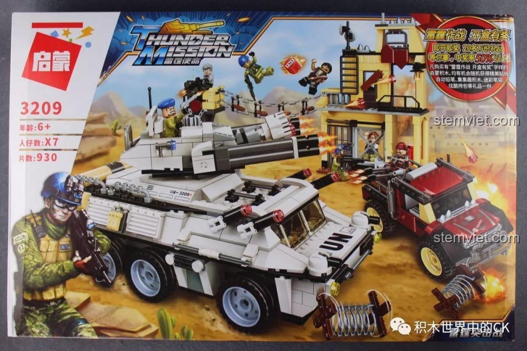 Hộp đồ chơi lắp ráp Xe Bọc Thép Tấn Công ThunderMission 3209 của Qman, nổi bật xe bọc thép và căn cứ quân sự.