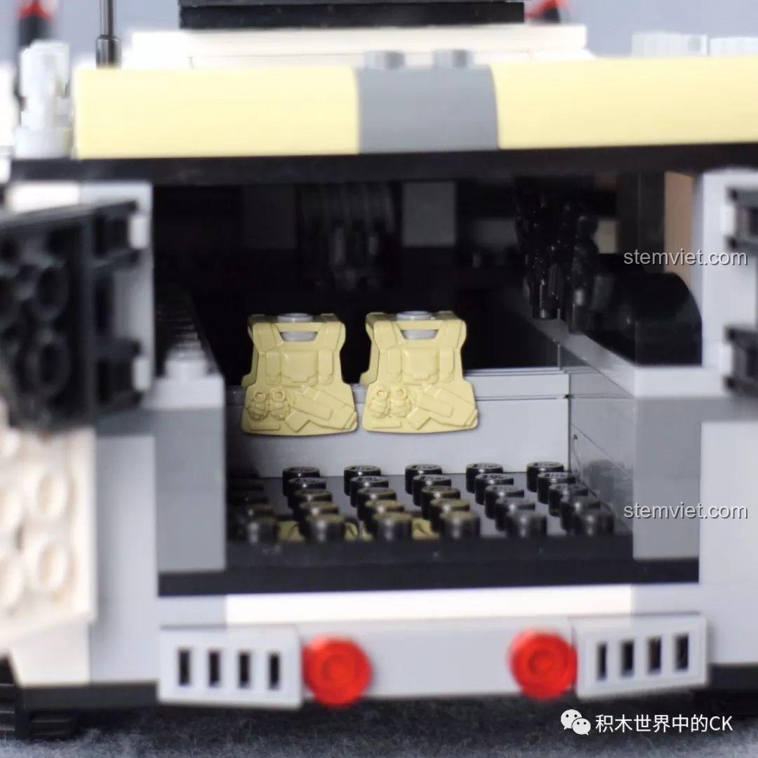 Xe bọc thép, xe bán tải và các nhân vật minifigures trong bộ lắp ráp Qman 3209 Xe Bọc Thép Tấn Công ThunderMission.