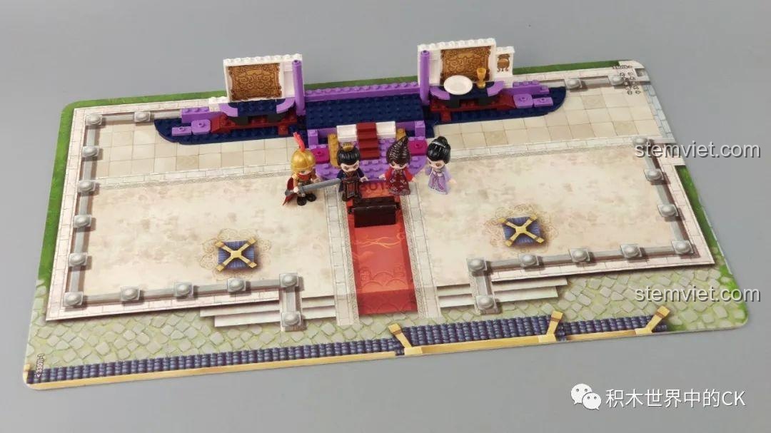 Giai đoạn đầu của quá trình lắp ráp bộ Qman 33015 Minh Đường Phong Thưởng, với các minifigure đã được đặt trên tấm nền.