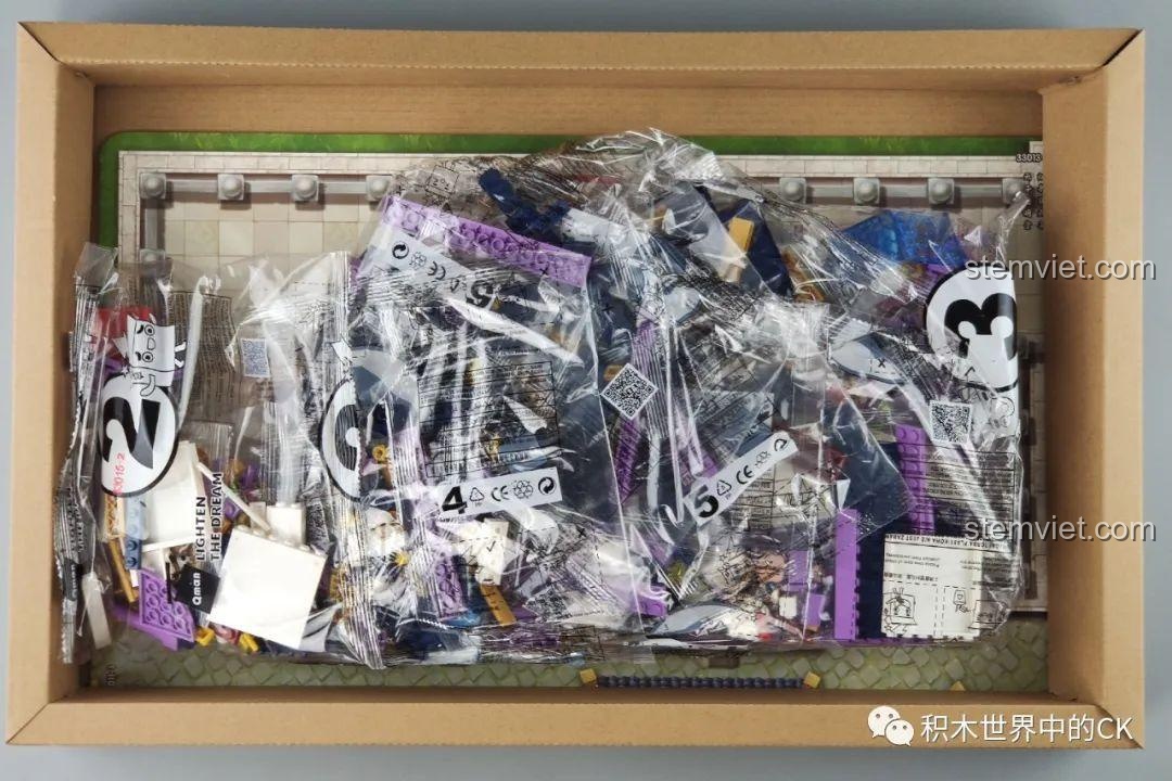 Các túi mảnh ghép nhựa ABS cao cấp bên trong hộp bộ lắp ráp Qman 33015 Minh Đường Phong Thưởng, sẵn sàng cho quá trình lắp ráp.