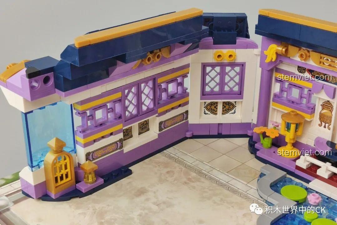 Cận cảnh khu vực hồ sen bên phải của cung điện trong bộ Qman 33015 Minh Đường Phong Thưởng, với các chi tiết trang trí.