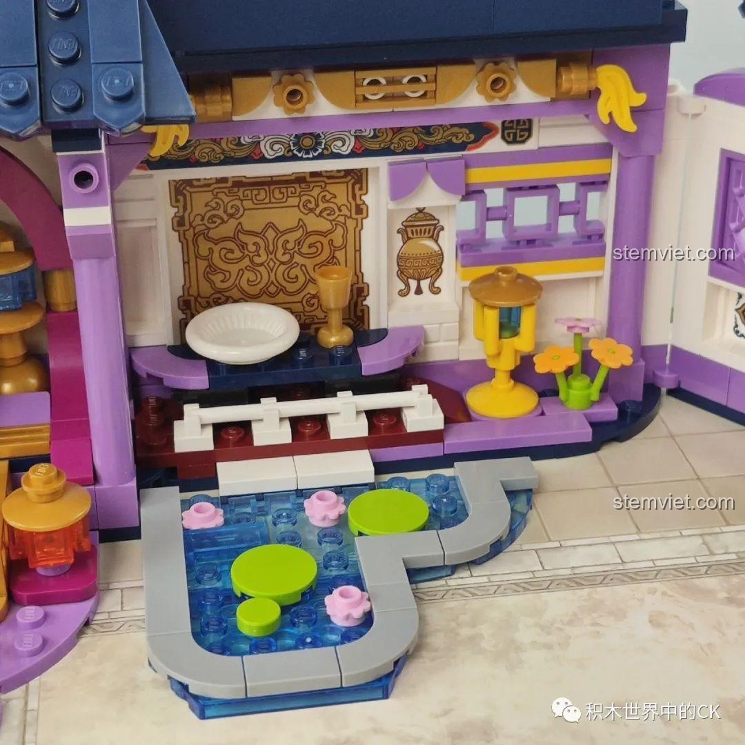 Cận cảnh khu vực hồ sen bên trái của cung điện trong bộ Qman 33015 Minh Đường Phong Thưởng, với các chi tiết hoa sen và đèn lồng.