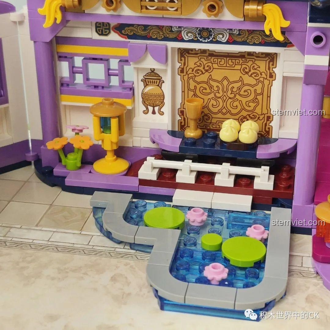 Cận cảnh thảm đỏ và bậc thang dẫn lên ngai vàng trong mô hình Qman 33015 Minh Đường Phong Thưởng, với họa tiết tinh xảo.