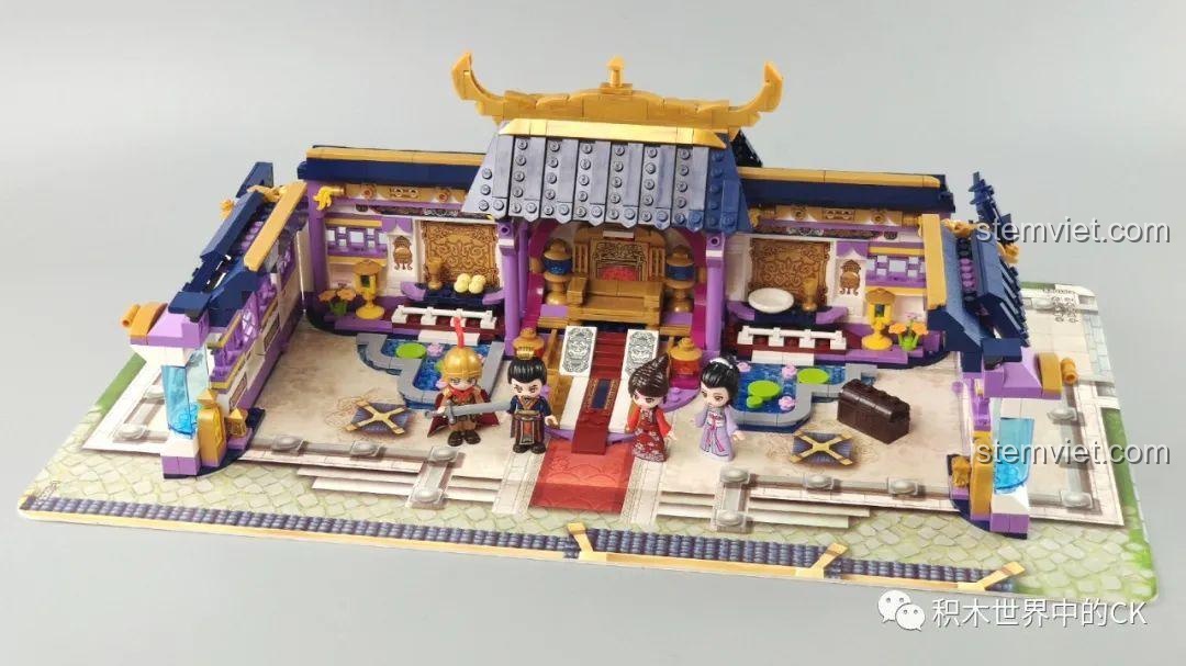 Mô hình cung điện Qman 33015 Minh Đường Phong Thưởng ở chế độ biến hình hoàn chỉnh, với các bức tường được gập lại.