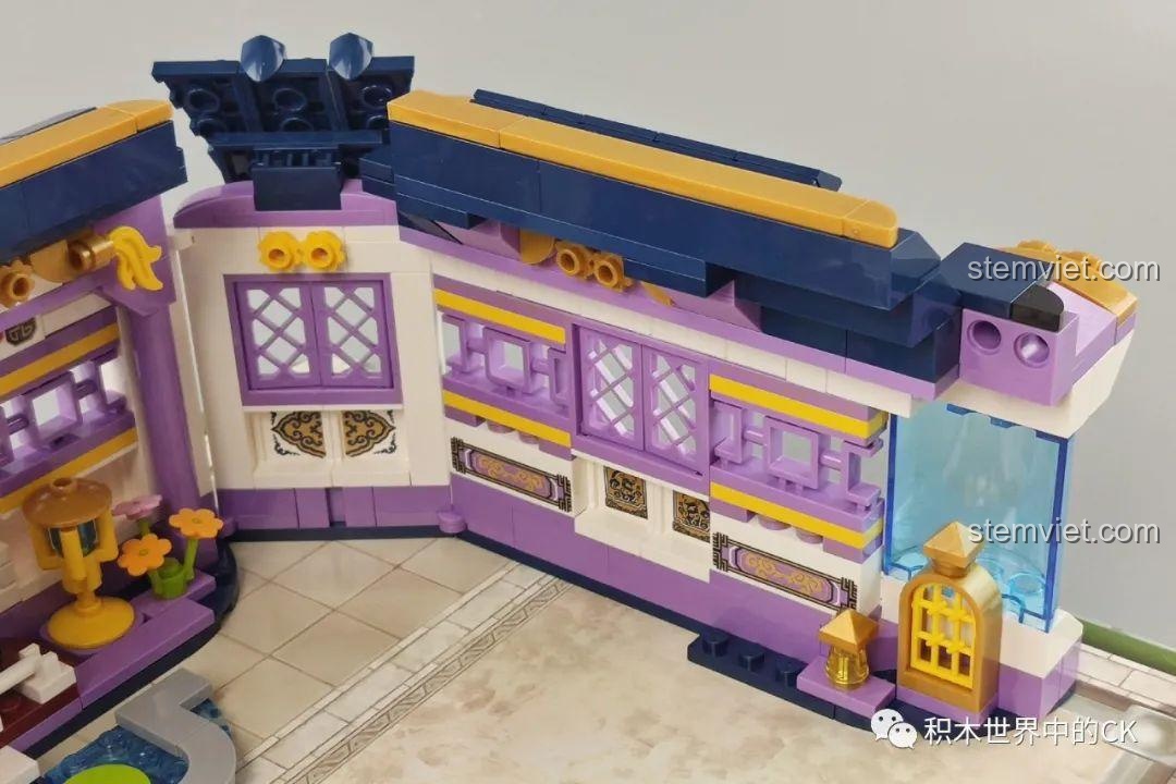 Chi tiết các bức tường bên của cung điện Qman 33015 Minh Đường Phong Thưởng, với cửa sổ và họa tiết trang trí.