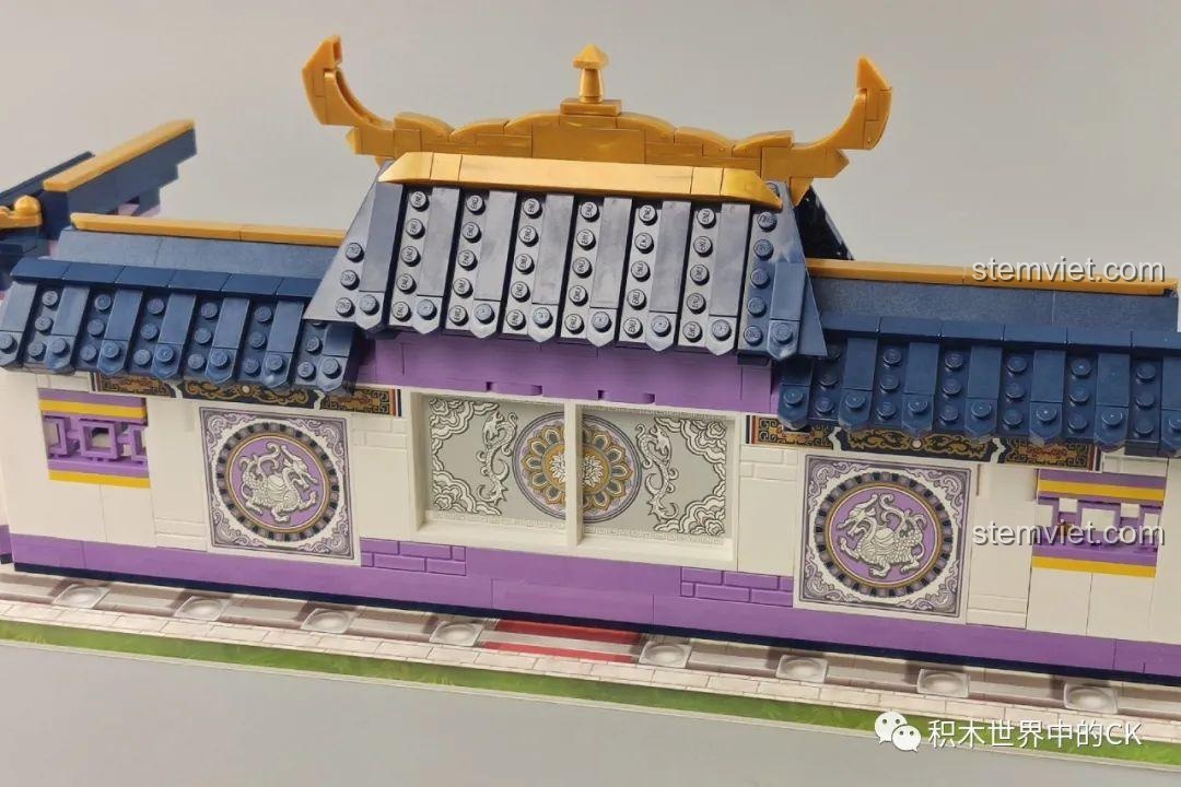 Góc nhìn khác của chi tiết tường bên cung điện Qman 33015 Minh Đường Phong Thưởng, làm nổi bật các đường nét kiến trúc.