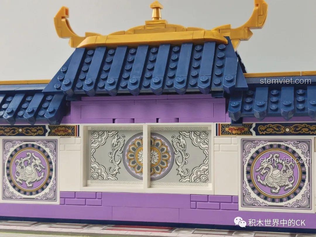 Chi tiết tường sau của cung điện Qman 33015 Minh Đường Phong Thưởng, với các họa tiết tròn và cửa sổ.