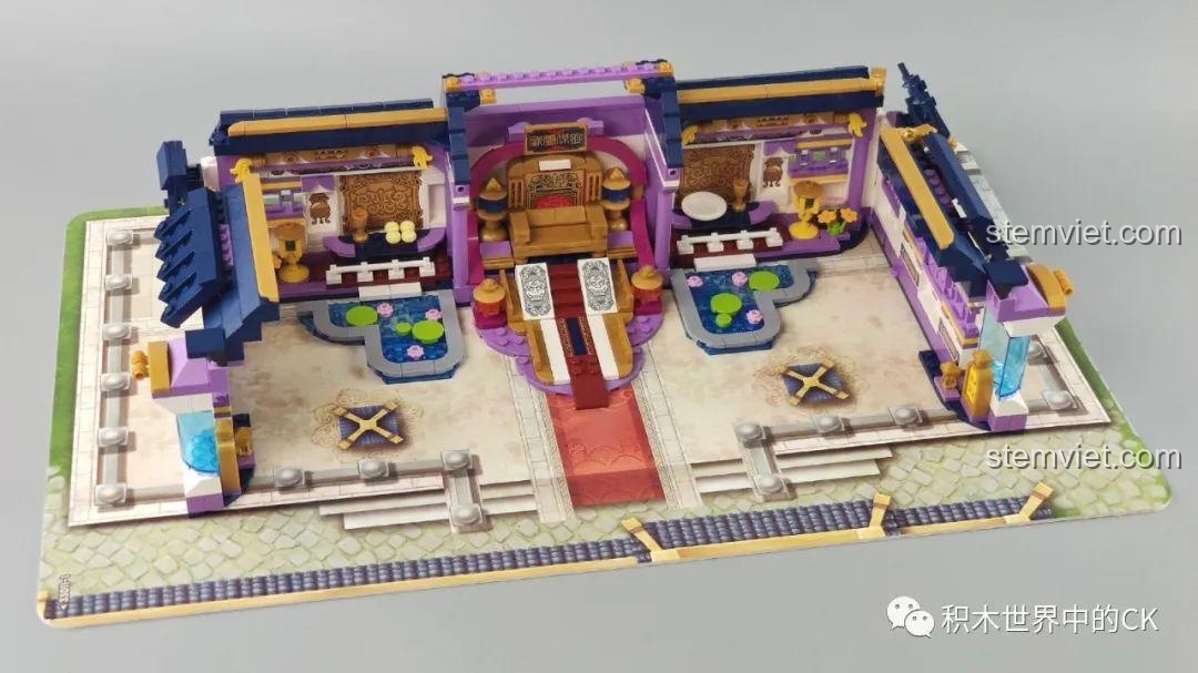 Lắp ráp phần mái nhà chính của cung điện trong bộ Qman 33015 Minh Đường Phong Thưởng, với màu xanh tím đặc trưng.