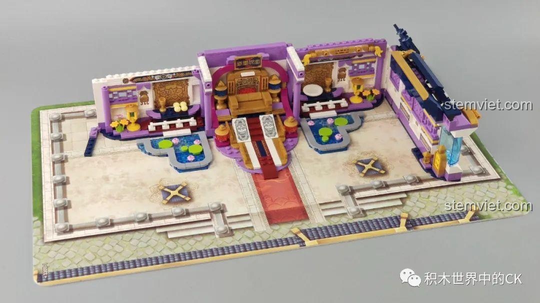 Bắt đầu lắp ráp các bức tường bên của cung điện trong bộ Qman 33015 Minh Đường Phong Thưởng, tạo hình khối cho công trình.