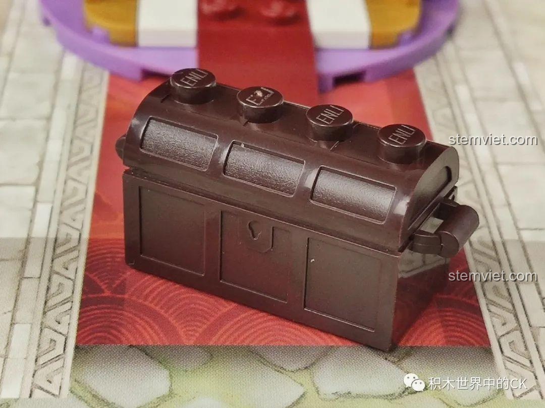 Góc nghiêng của minifigure Cung Nữ, cho thấy dáng vẻ thanh thoát của nhân vật trong bộ Qman 33015.