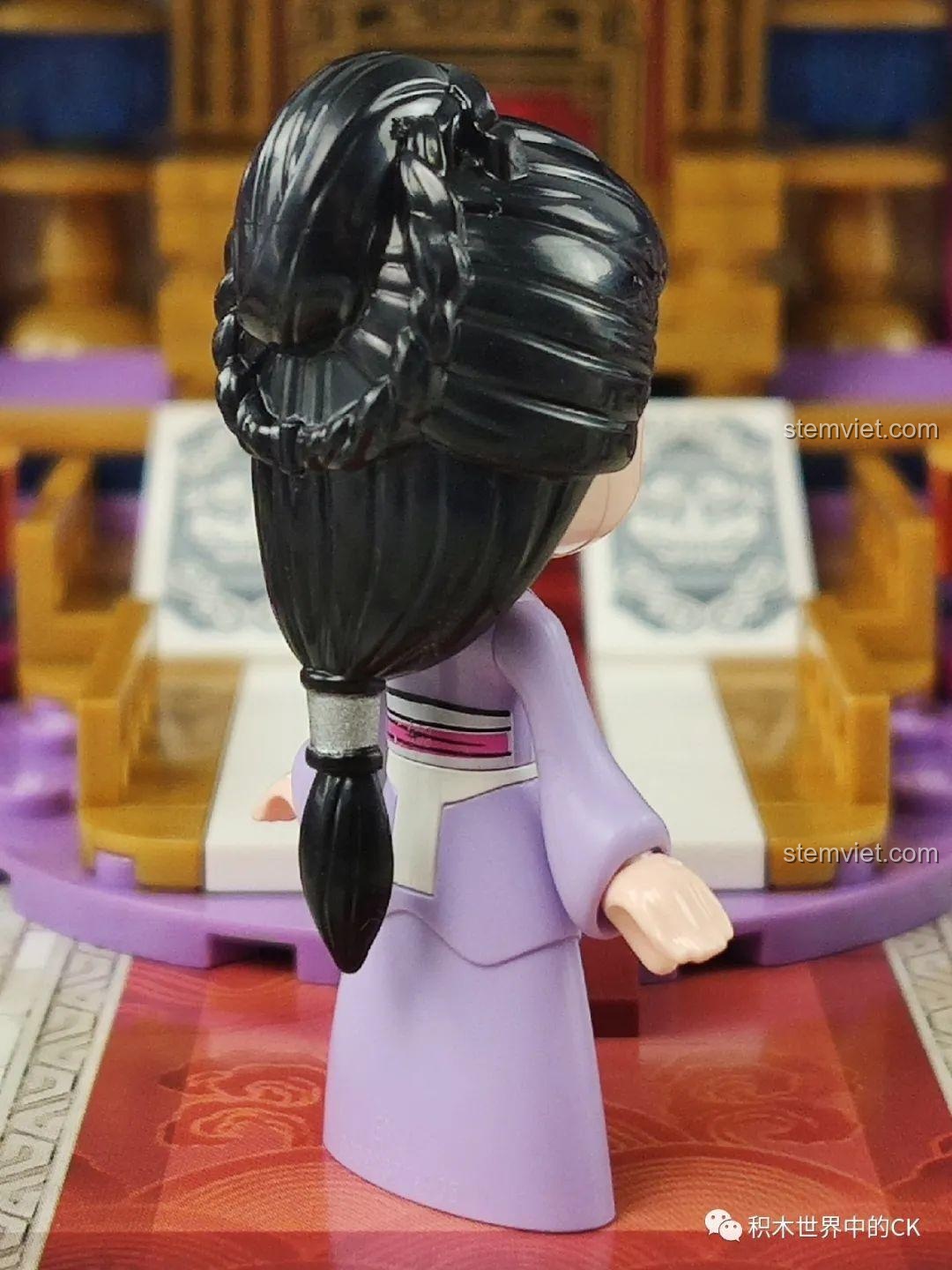 Mặt sau của minifigure Cung Nữ, thể hiện chi tiết trang phục và kiểu tóc từ bộ Qman 33015.