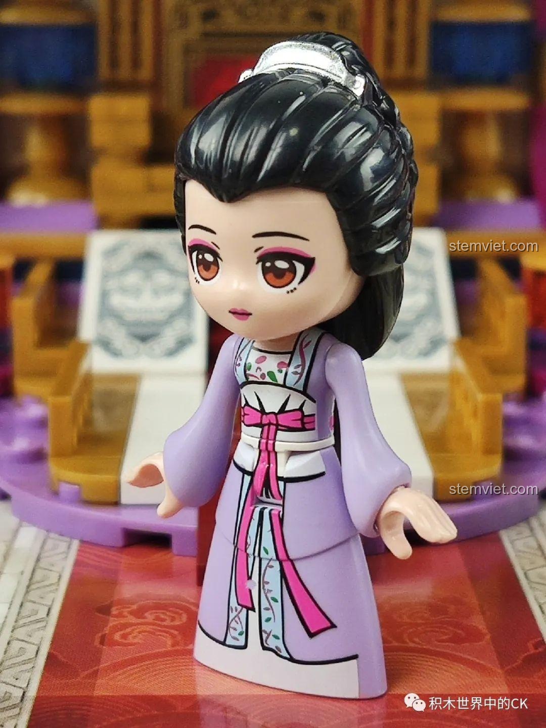 Cận cảnh minifigure Cung Nữ với trang phục tím duyên dáng và kiểu tóc búi cao từ bộ Qman 33015.