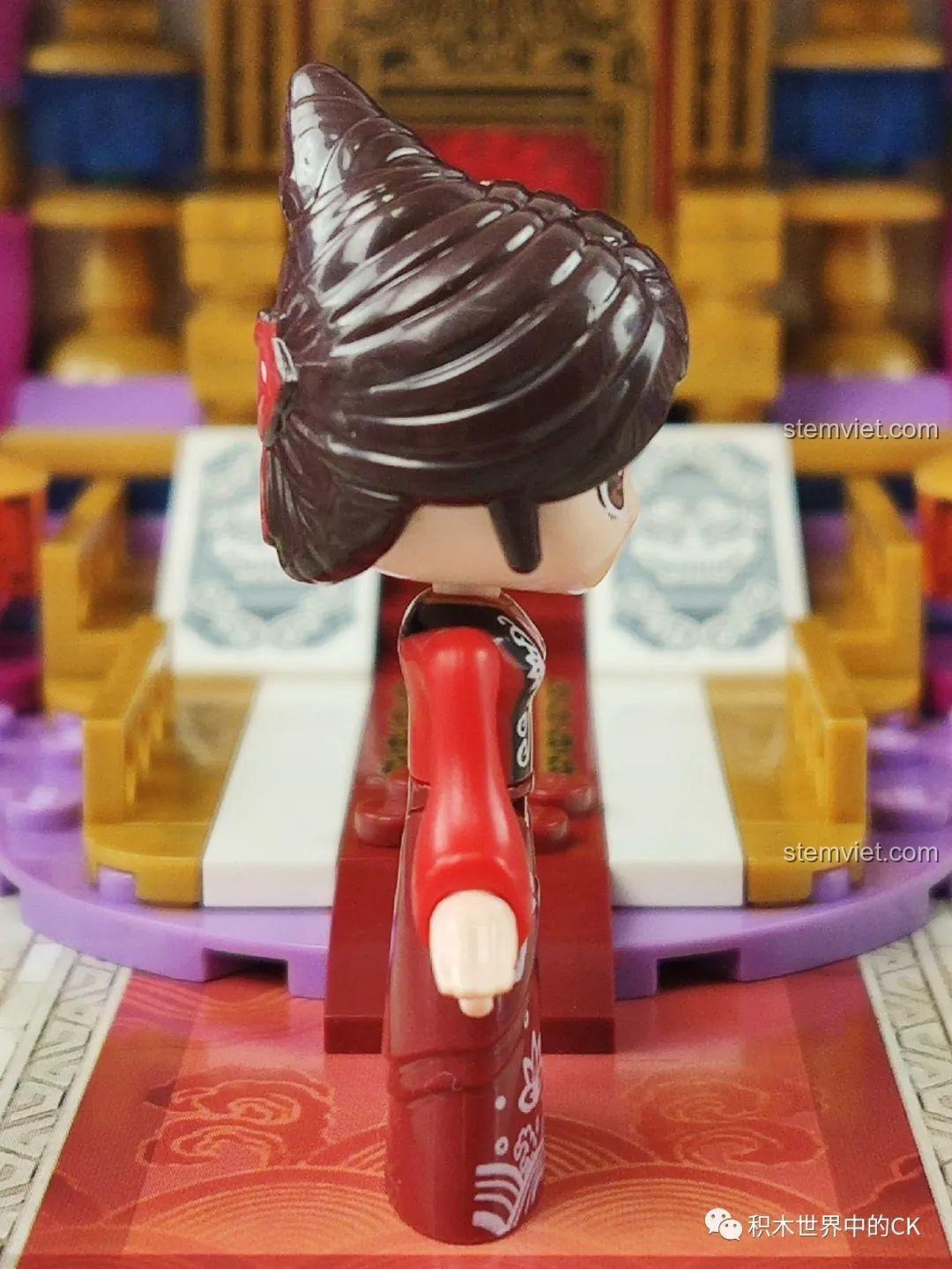 Góc nghiêng của minifigure Hoa Mộc Lan, cho thấy kiểu tóc và dáng đứng duyên dáng của nhân vật trong bộ Qman 33015.