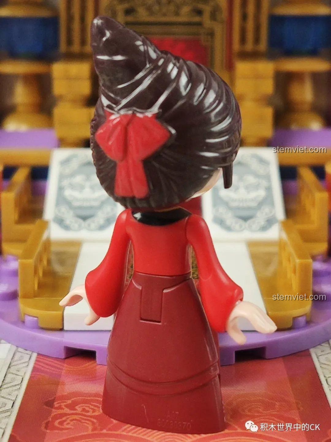 Mặt sau của minifigure Hoa Mộc Lan, thể hiện chi tiết tóc và trang phục từ bộ lắp ráp Qman 33015.