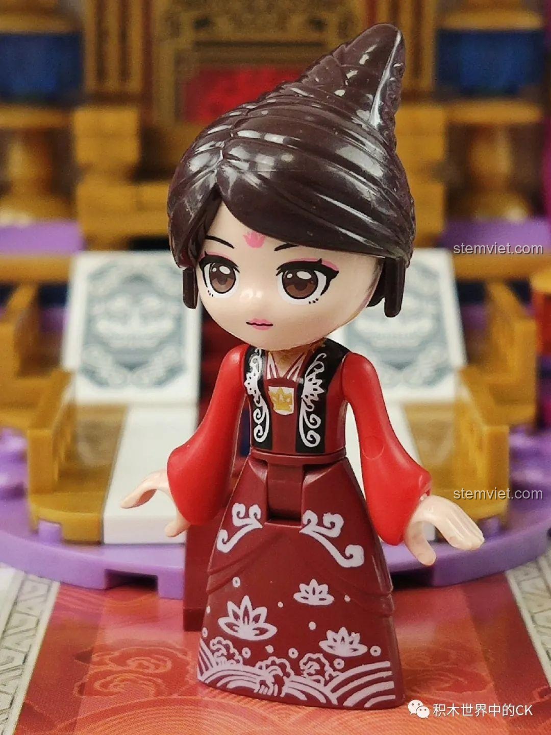 Cận cảnh minifigure Hoa Mộc Lan trong trang phục truyền thống, với chi tiết in ấn sắc nét từ bộ Qman 33015.