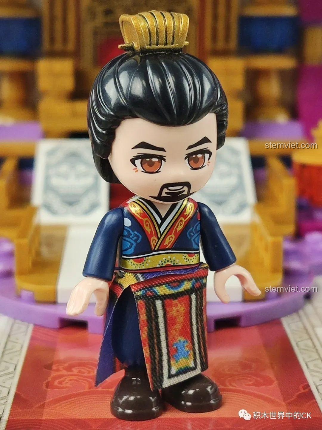 Góc nghiêng của minifigure Khả Hứa (Hoàng đế), cho thấy dáng vẻ oai phong của nhân vật trong bộ Qman 33015.
